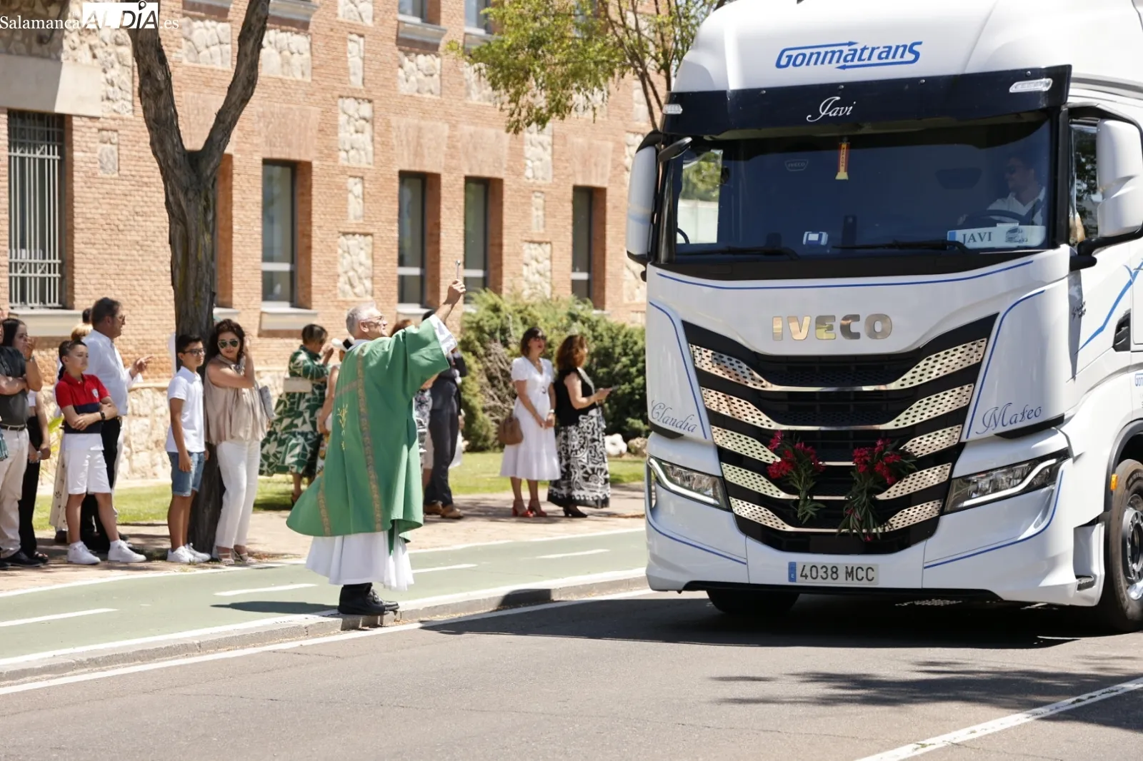 Foto 5 - Los veh&iacute;culos salmantinos reciben su tradicional bendici&oacute;n por San Crist&oacute;bal