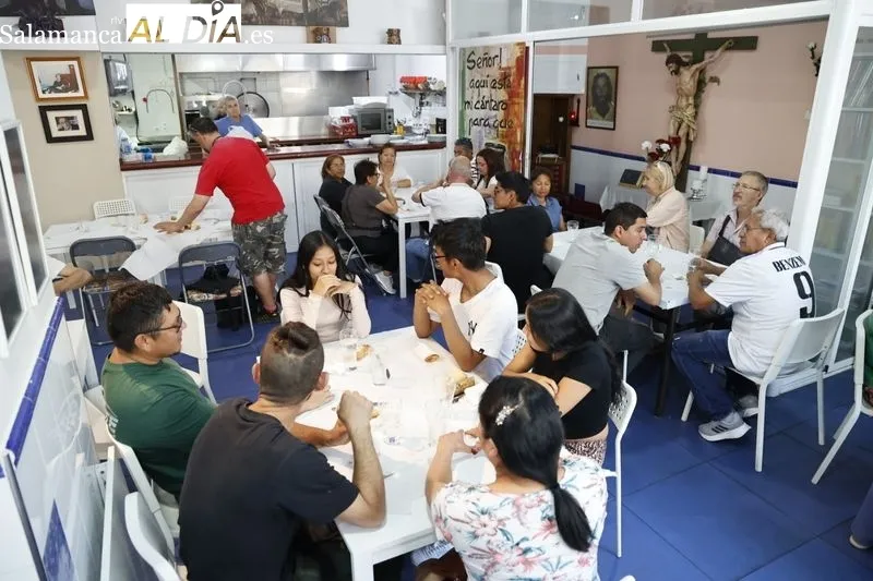Personas a la hora de la comida en el Comedor de los Pobres de Salamanca | FOTOS: David Sañudo 