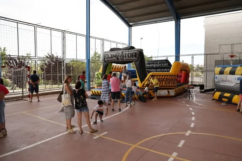 Atracciones infantiles en las fiestas del barrio de Vistahermosa. Fotos: David Sañudo