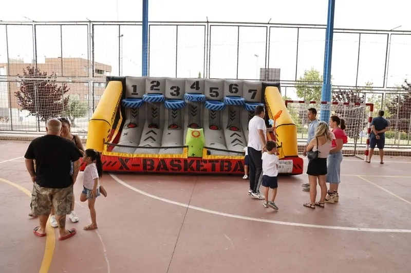 Atracciones infantiles en las fiestas del barrio de Vistahermosa. Fotos: David Sañudo