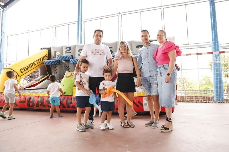 Atracciones infantiles en las fiestas del barrio de Vistahermosa. Fotos: David Sañudo