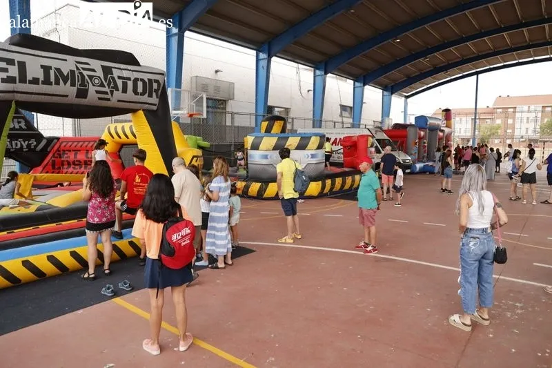 Atracciones infantiles en las fiestas del barrio de Vistahermosa. Fotos: David Sañudo