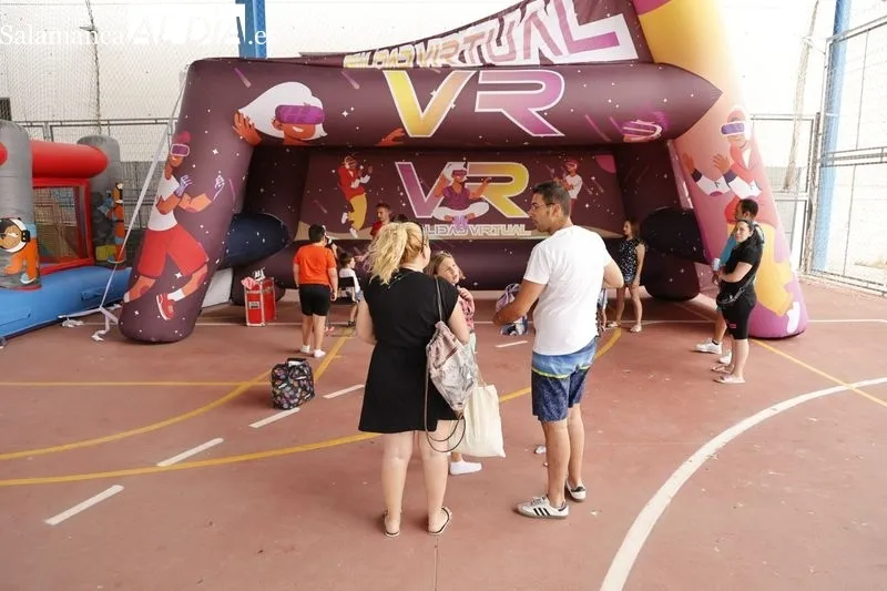 Atracciones infantiles en las fiestas del barrio de Vistahermosa. Fotos: David Sañudo