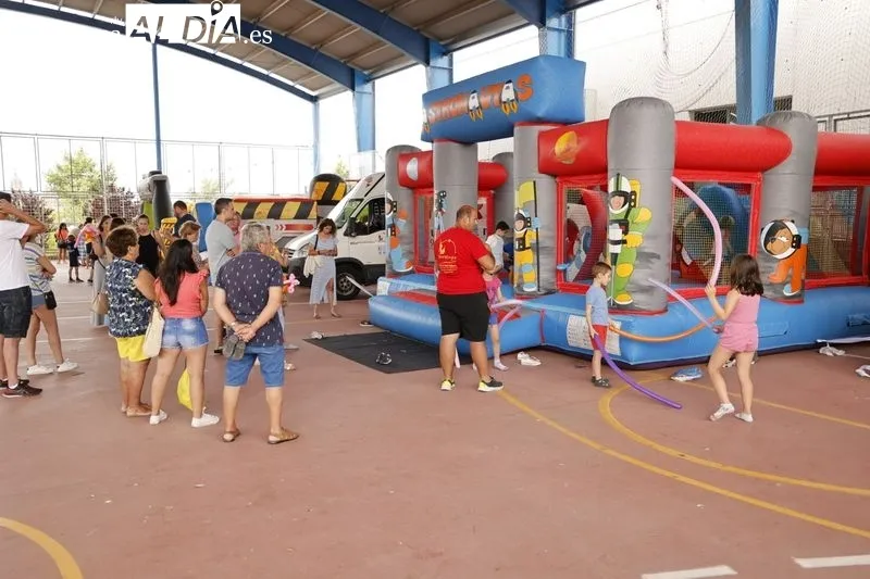 Atracciones infantiles en las fiestas del barrio de Vistahermosa. Fotos: David Sañudo
