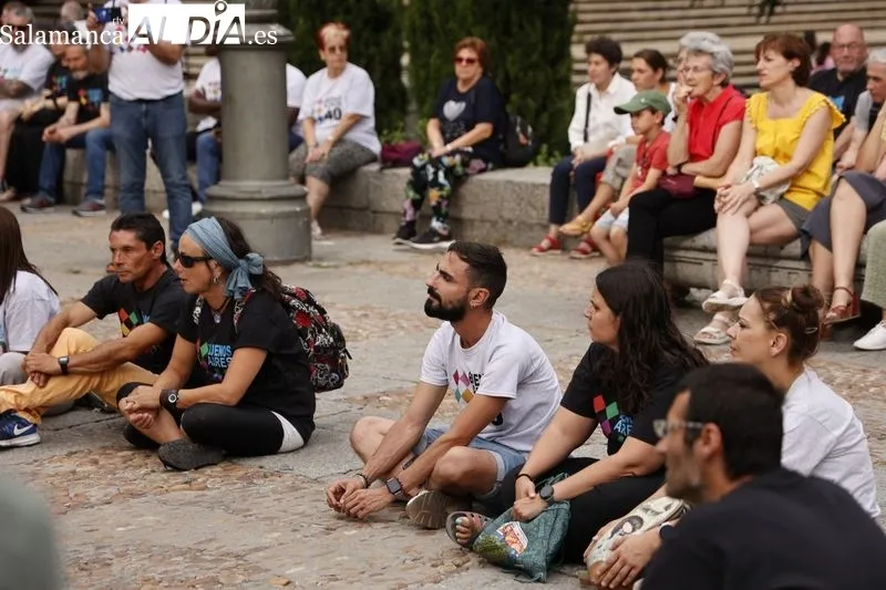 Vecinos del barrio de Buenos Aires acompañados por Josetxu Morán, Fernando Máes, Pilar Borrego y Raúl Vacas, en el centro de la ciudad. Fotos: David Sañudo