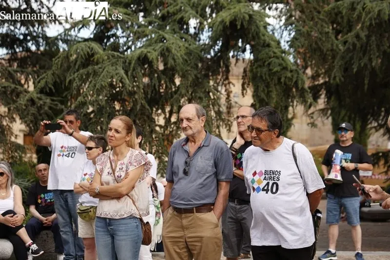 Vecinos del barrio de Buenos Aires acompañados por Josetxu Morán, Fernando Máes, Pilar Borrego y Raúl Vacas, en el centro de la ciudad. Fotos: David Sañudo