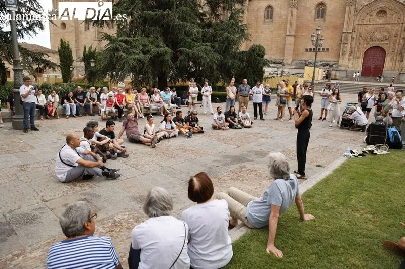 Vecinos del barrio de Buenos Aires acompañados por Josetxu Morán, Fernando Máes, Pilar Borrego y Raúl Vacas, en el centro de la ciudad. Fotos: David Sañudo