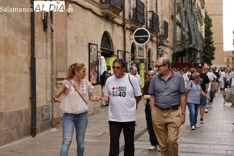 Vecinos del barrio de Buenos Aires acompañados por Josetxu Morán, Fernando Máes, Pilar Borrego y Raúl Vacas, en el centro de la ciudad. Fotos: David Sañudo