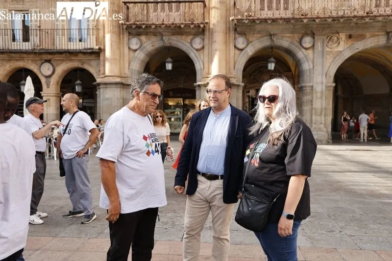 Vecinos del barrio de Buenos Aires acompañados por Josetxu Morán, Fernando Máes, Pilar Borrego y Raúl Vacas, en el centro de la ciudad. Fotos: David Sañudo