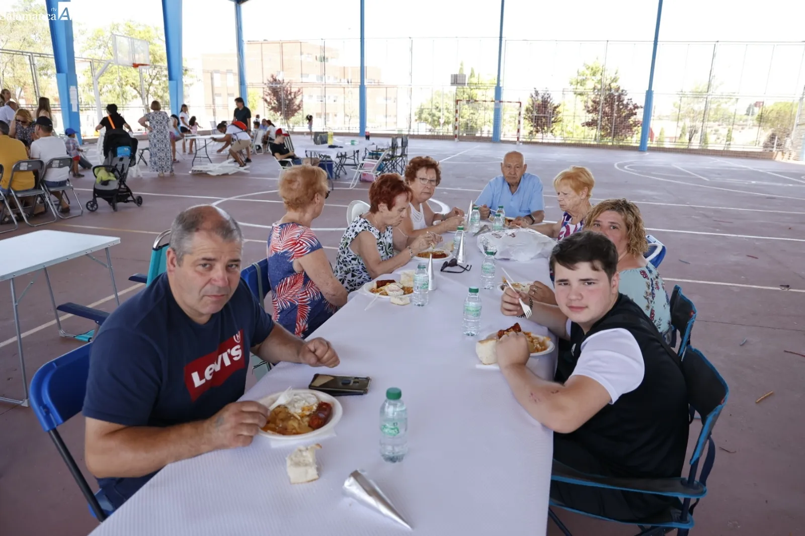 Foto 8 - Los vecinos de Vistahermosa disfrutan de una comida popular