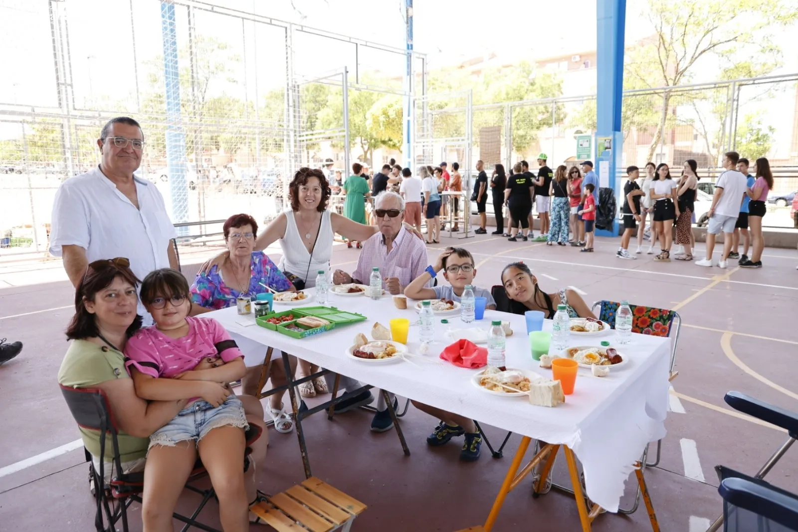 Foto 7 - Los vecinos de Vistahermosa disfrutan de una comida popular