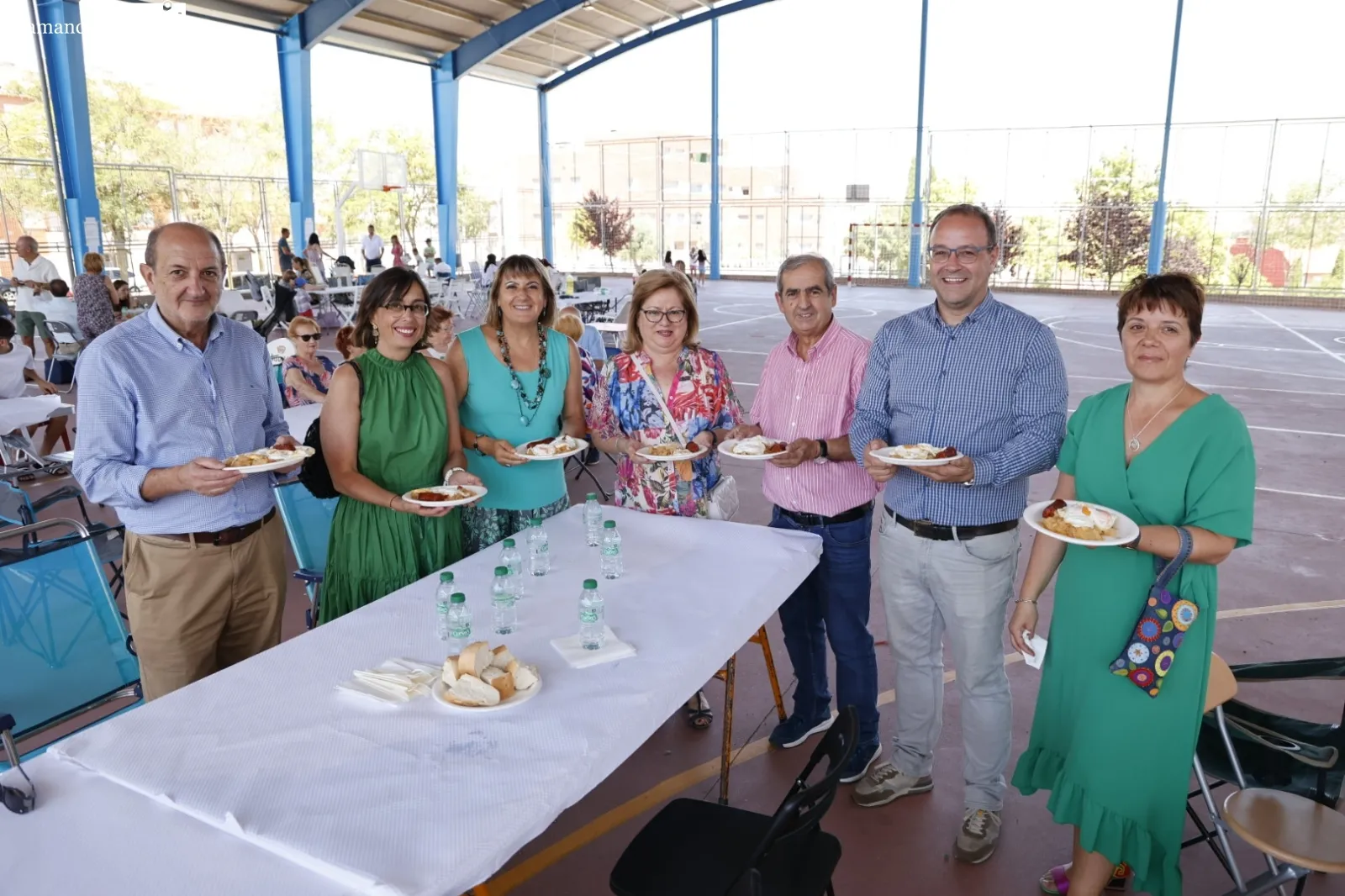 Foto 4 - Los vecinos de Vistahermosa disfrutan de una comida popular