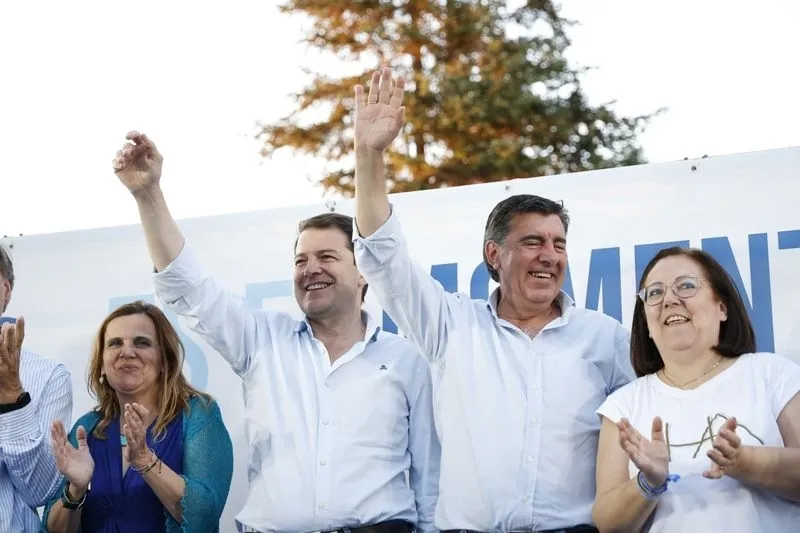 Acto de los responsables del PP provincial y regional con alcaldes y concejales de la comarca de Salamanca. Fotos: David Sañudo