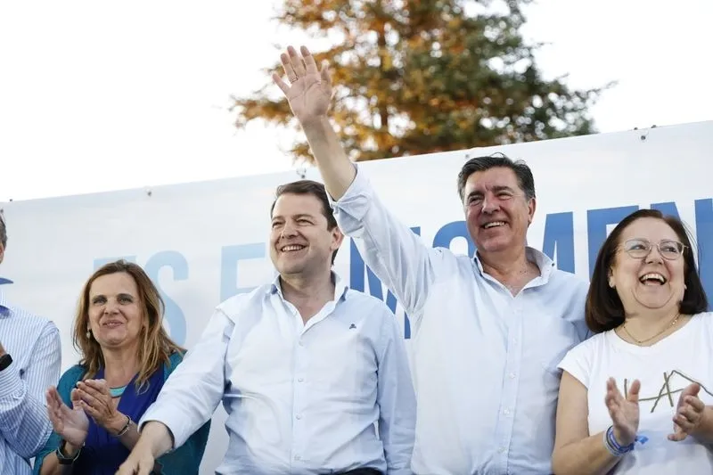 Acto de los responsables del PP provincial y regional con alcaldes y concejales de la comarca de Salamanca. Fotos: David Sañudo