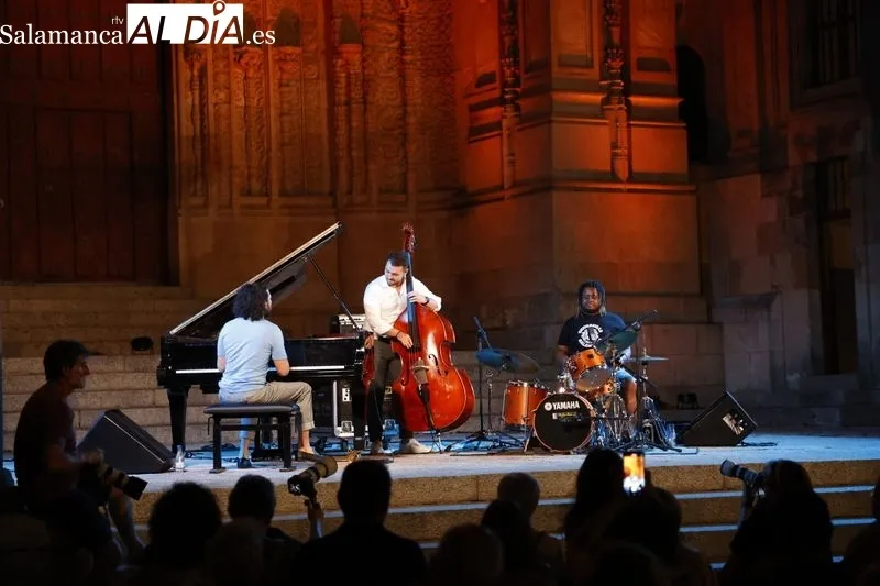 Concierto de Emmet Cohen Trio fascina en el Patio Chico. Fotos: David Sañudo