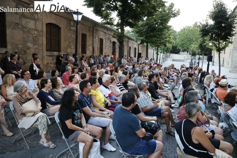 Representación teatral sobre un encuentro de Bretón y Bécquer, de la compañía ForoAsteros Teatro, en Las Úrsulas.. Fotos: David Sañudo