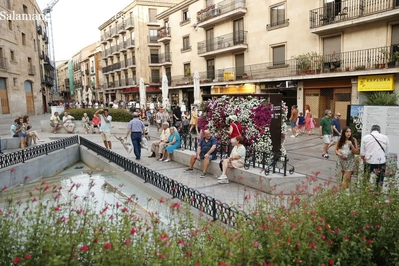 Ambiente en el centro de Salamanca este sábado por la tarde. Fotos: David Sañudo