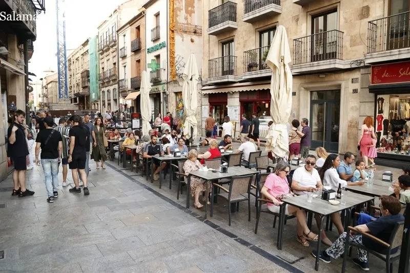 Ambiente en el centro de Salamanca este sábado por la tarde. Fotos: David Sañudo