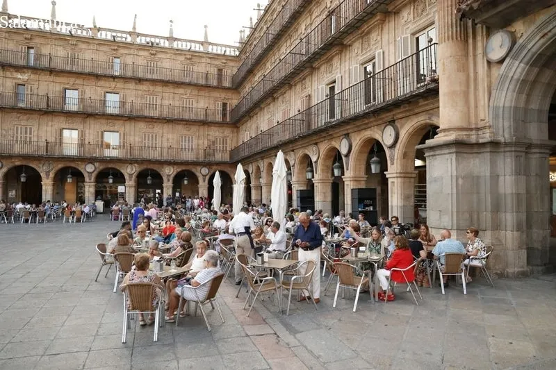 Ambiente en el centro de Salamanca este sábado por la tarde. Fotos: David Sañudo