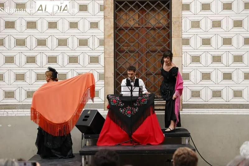 Intrussión Teatro representa ‘Maestro Bretón’ en la plaza de San Boal. Fotos: David Sañudo