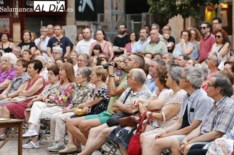 Intrussión Teatro representa ‘Maestro Bretón’ en la plaza de San Boal. Fotos: David Sañudo