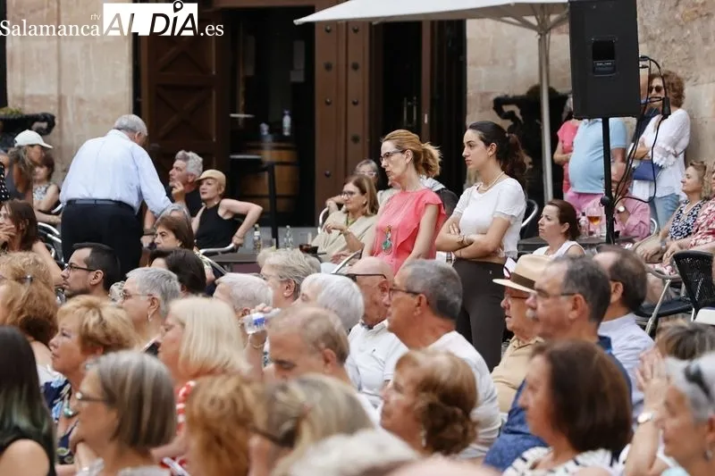 Intrussión Teatro representa ‘Maestro Bretón’ en la plaza de San Boal. Fotos: David Sañudo