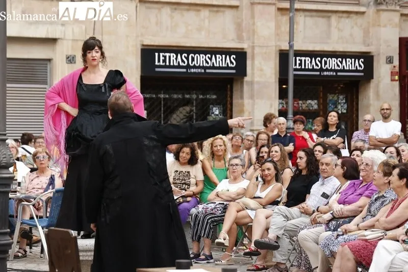 Intrussión Teatro representa ‘Maestro Bretón’ en la plaza de San Boal. Fotos: David Sañudo