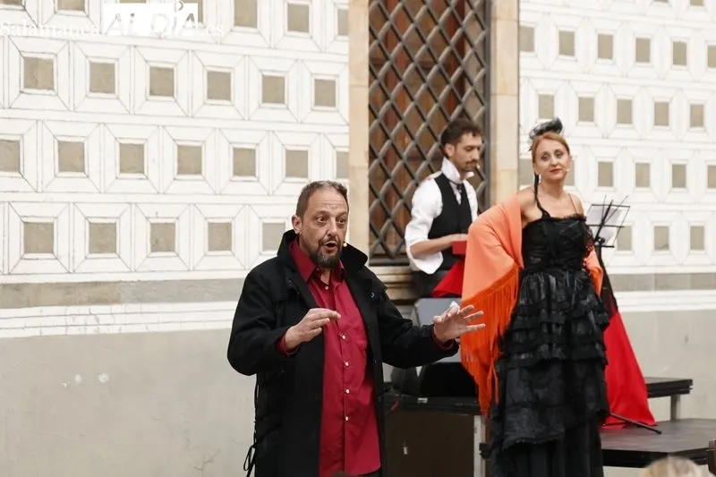 Intrussión Teatro representa ‘Maestro Bretón’ en la plaza de San Boal. Fotos: David Sañudo