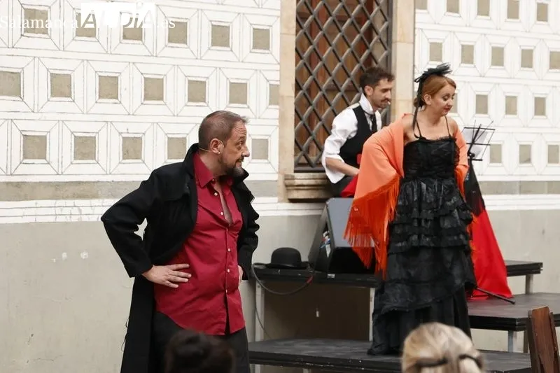 Intrussión Teatro representa ‘Maestro Bretón’ en la plaza de San Boal. Fotos: David Sañudo