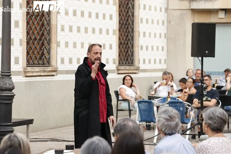 Intrussión Teatro representa ‘Maestro Bretón’ en la plaza de San Boal. Fotos: David Sañudo