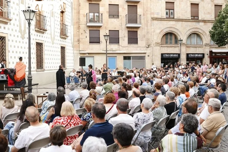 Intrussión Teatro representa ‘Maestro Bretón’ en la plaza de San Boal. Fotos: David Sañudo