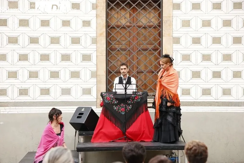 Intrussión Teatro representa ‘Maestro Bretón’ en la plaza de San Boal. Fotos: David Sañudo