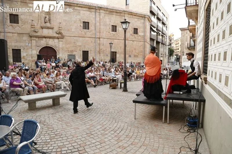 Intrussión Teatro representa ‘Maestro Bretón’ en la plaza de San Boal. Fotos: David Sañudo