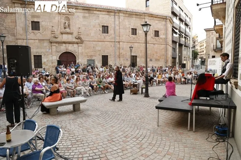 Intrussión Teatro representa ‘Maestro Bretón’ en la plaza de San Boal. Fotos: David Sañudo