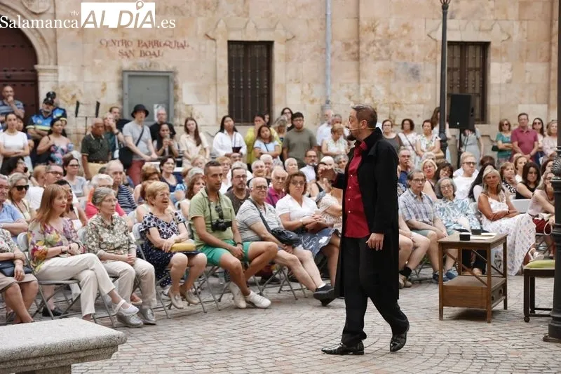 Intrussión Teatro representa ‘Maestro Bretón’ en la plaza de San Boal. Fotos: David Sañudo