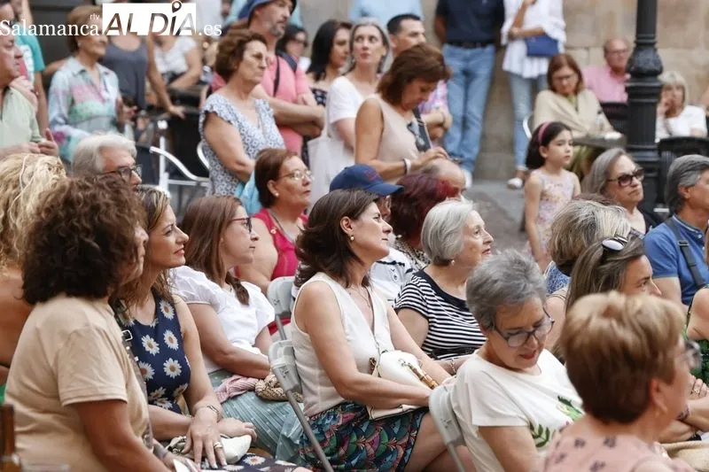 Intrussión Teatro representa ‘Maestro Bretón’ en la plaza de San Boal. Fotos: David Sañudo