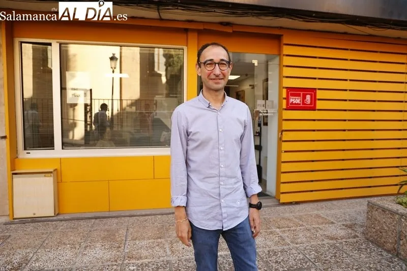 David Serrada, candidato del PSOE por Salamanca, habla con los medios en el inicio de la jornada electoral