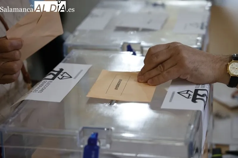 Los salmantinos y salmantinas acuden a votar desde primera hora de la mañana. Fotos: David Sañudo
