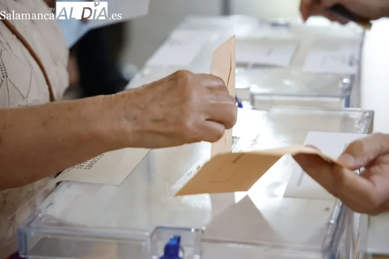 Los salmantinos y salmantinas acuden a votar desde primera hora de la mañana. Fotos: David Sañudo