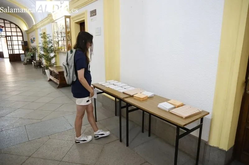 Los salmantinos y salmantinas acuden a votar desde primera hora de la mañana. Fotos: David Sañudo