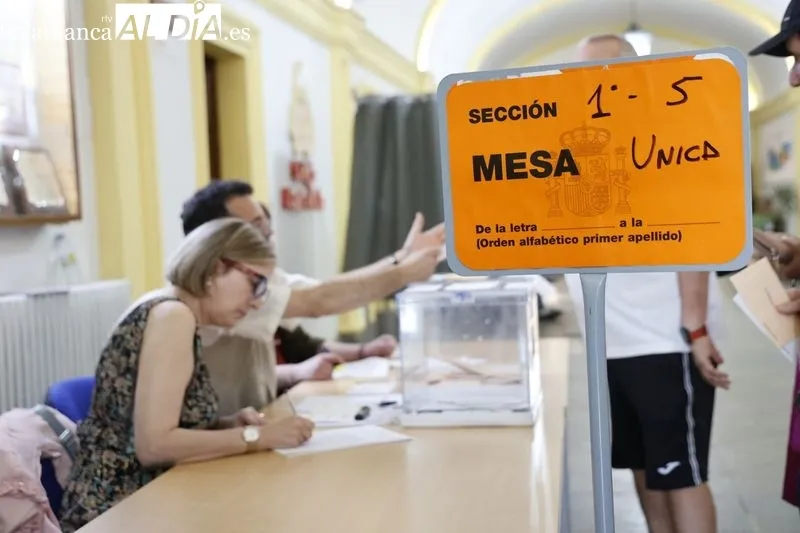 Los salmantinos y salmantinas acuden a votar desde primera hora de la mañana. Fotos: David Sañudo