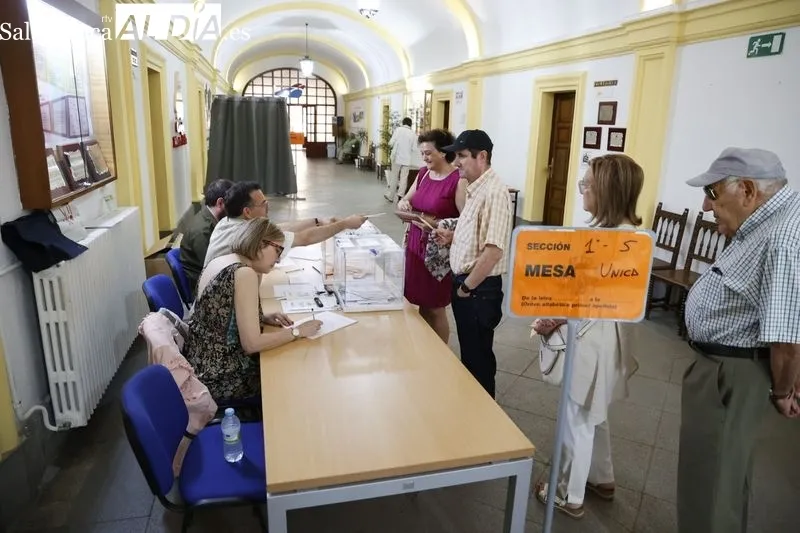 Los salmantinos y salmantinas acuden a votar desde primera hora de la mañana. Fotos: David Sañudo