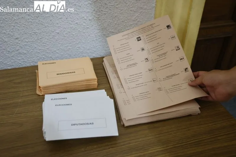 Los salmantinos y salmantinas acuden a votar desde primera hora de la mañana. Fotos: David Sañudo