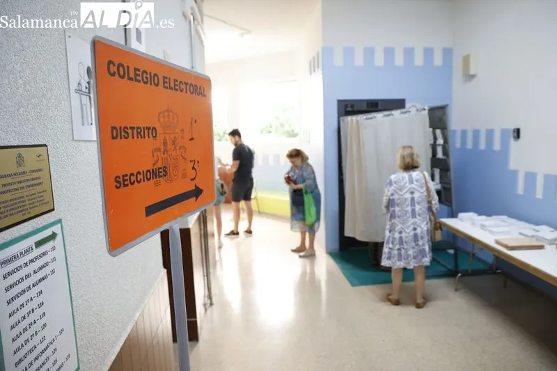 Votaciones durante esta mañana en los colegios de Salamanca. Fotos: David Sañudo