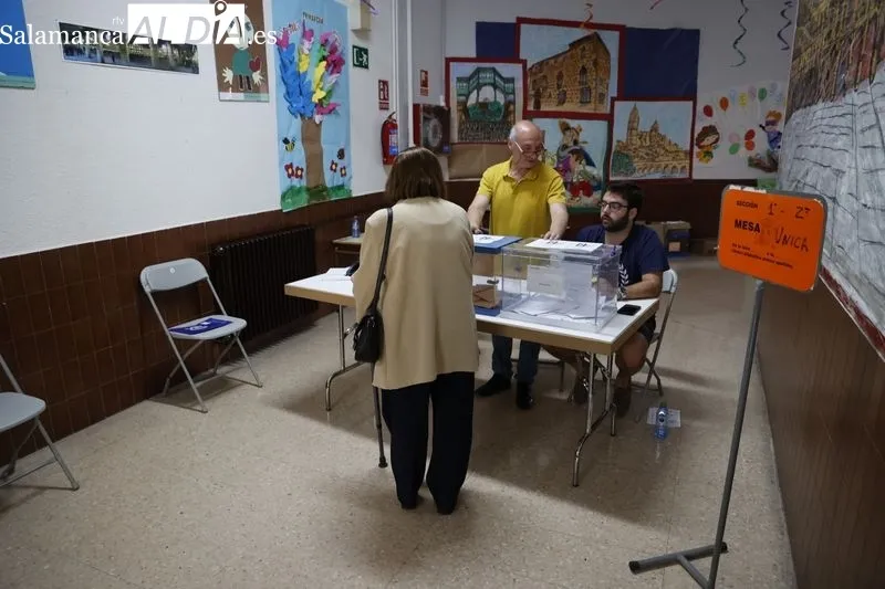 Votaciones durante esta mañana en los colegios de Salamanca. Fotos: David Sañudo