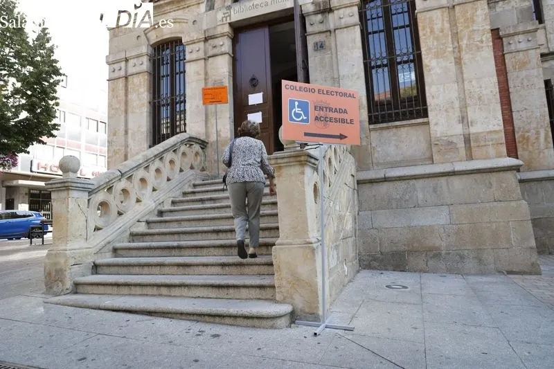 Votaciones durante esta mañana en los colegios de Salamanca. Fotos: David Sañudo
