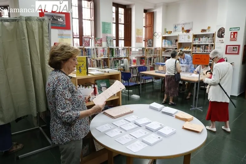 Votaciones durante esta mañana en los colegios de Salamanca. Fotos: David Sañudo