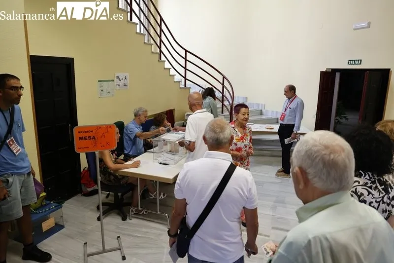 Votaciones durante esta mañana en los colegios de Salamanca. Fotos: David Sañudo