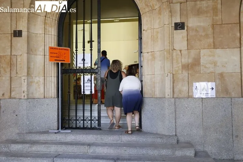 Votaciones durante esta mañana en los colegios de Salamanca. Fotos: David Sañudo