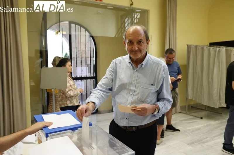 Votaciones durante esta mañana en los colegios de Salamanca. Fotos: David Sañudo